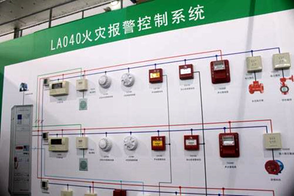 出現火警時，樓宇控製係統如何快速做出反應？